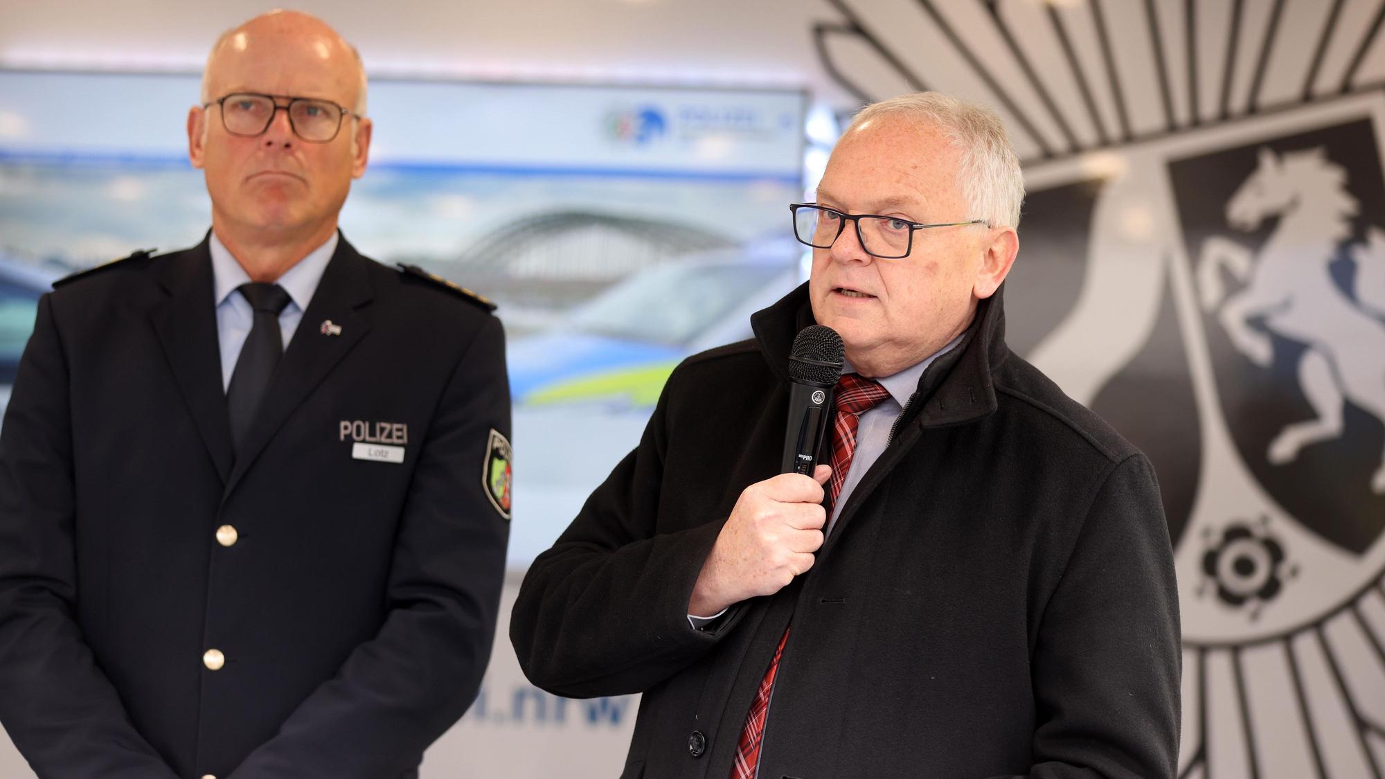 Polizeipräsident Johannes Hermanns (r.) und der Leiter der Direktion Gefahrenabwehr/Einsatz, Martin Lotz