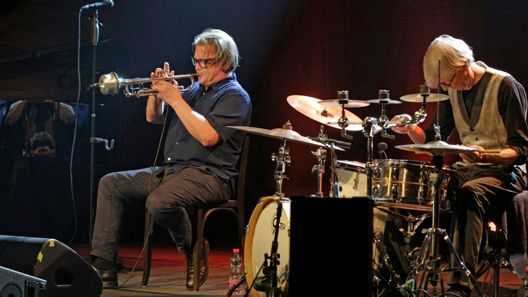 Sven Regner (l.), Richard Pappik (r.) und Pianist Ekki Busch stehen seit Jahrzehnten zusammen auf der Bühne.