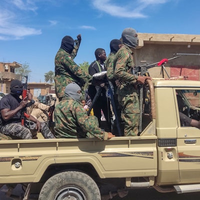 Unterstützer der sudanesischen Armee fahren mit einem Truck in Gedaref im Osten des Sudan im März 2024. (Archivbild)