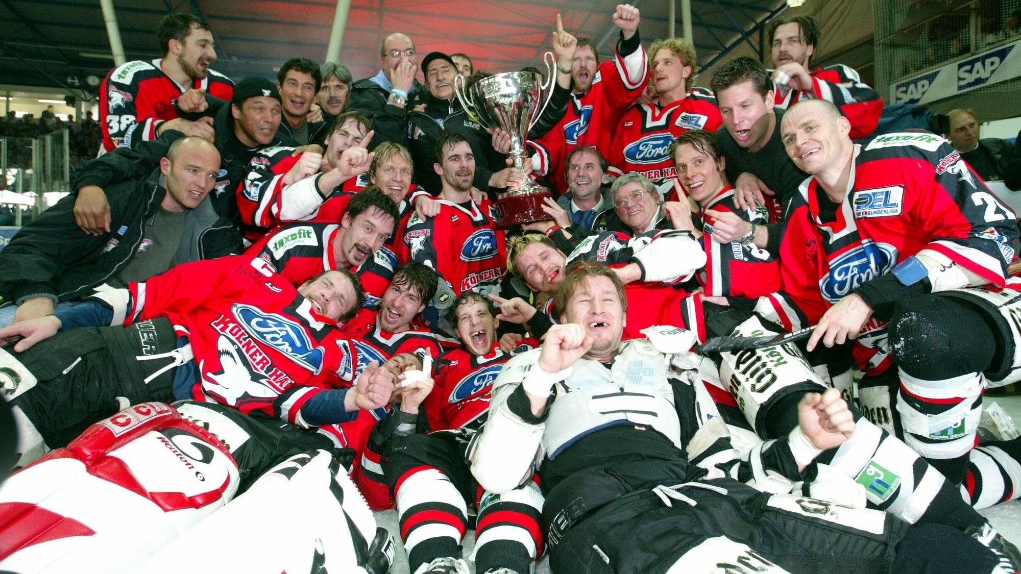 Das bislang letzte Meisterteam der Kölner Haie im Jahr 2002 nach dem entscheidenden 2:1-Sieg im fünften Finalspiel bei Adler Mannheim.