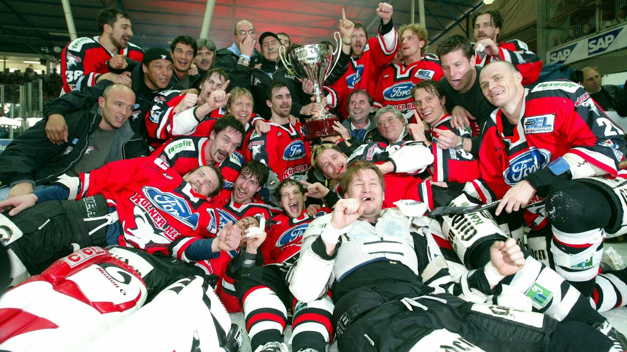 Das bislang letzte Meisterteam der Kölner Haie im Jahr 2002 nach dem entscheidenden 2:1-Sieg im fünften Finalspiel bei Adler Mannheim.