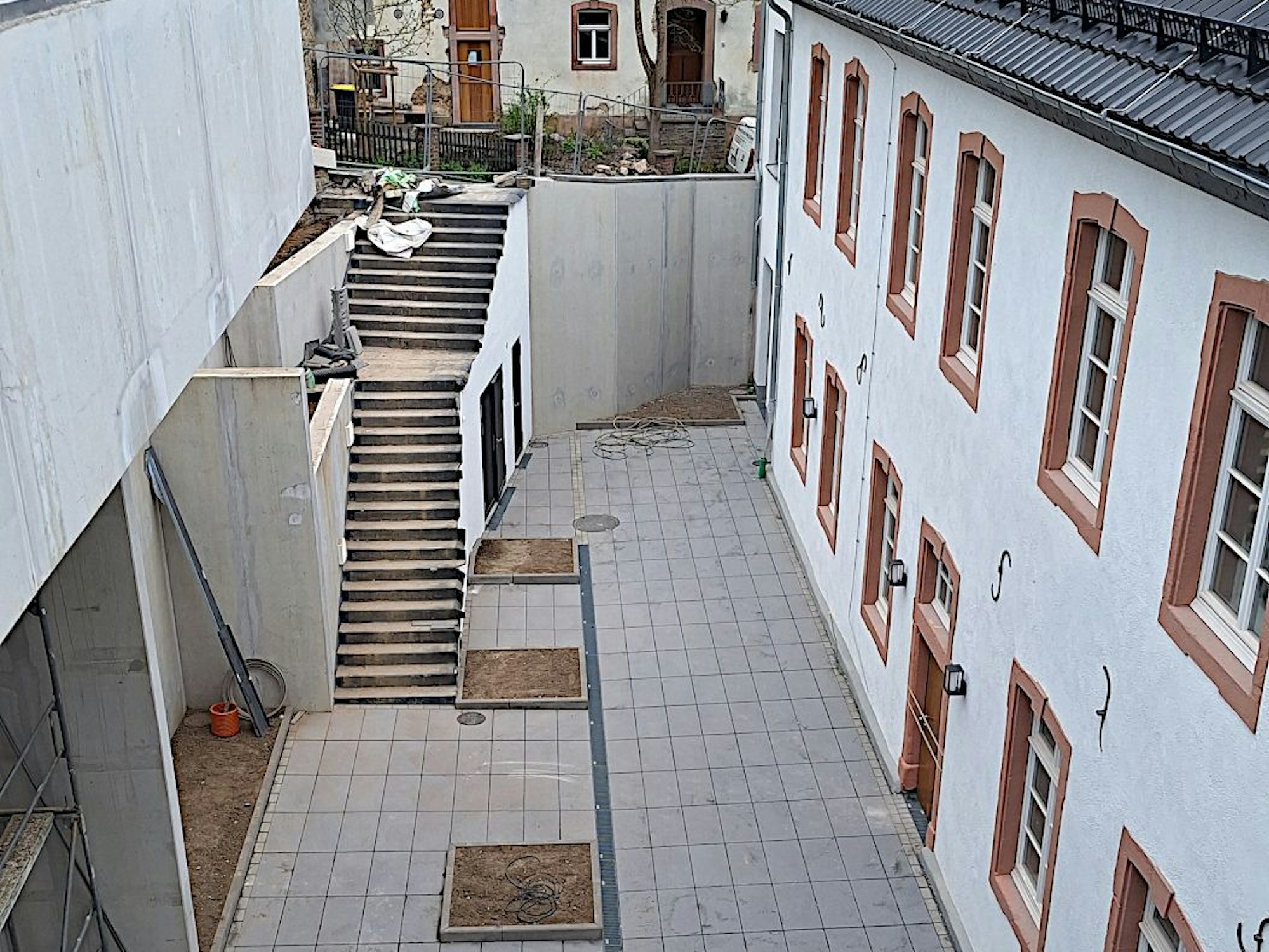 Zwischen zwei Gebäudeteilen des neuen Rathauses von Blankenheim ist ein Innenhof entstanden.