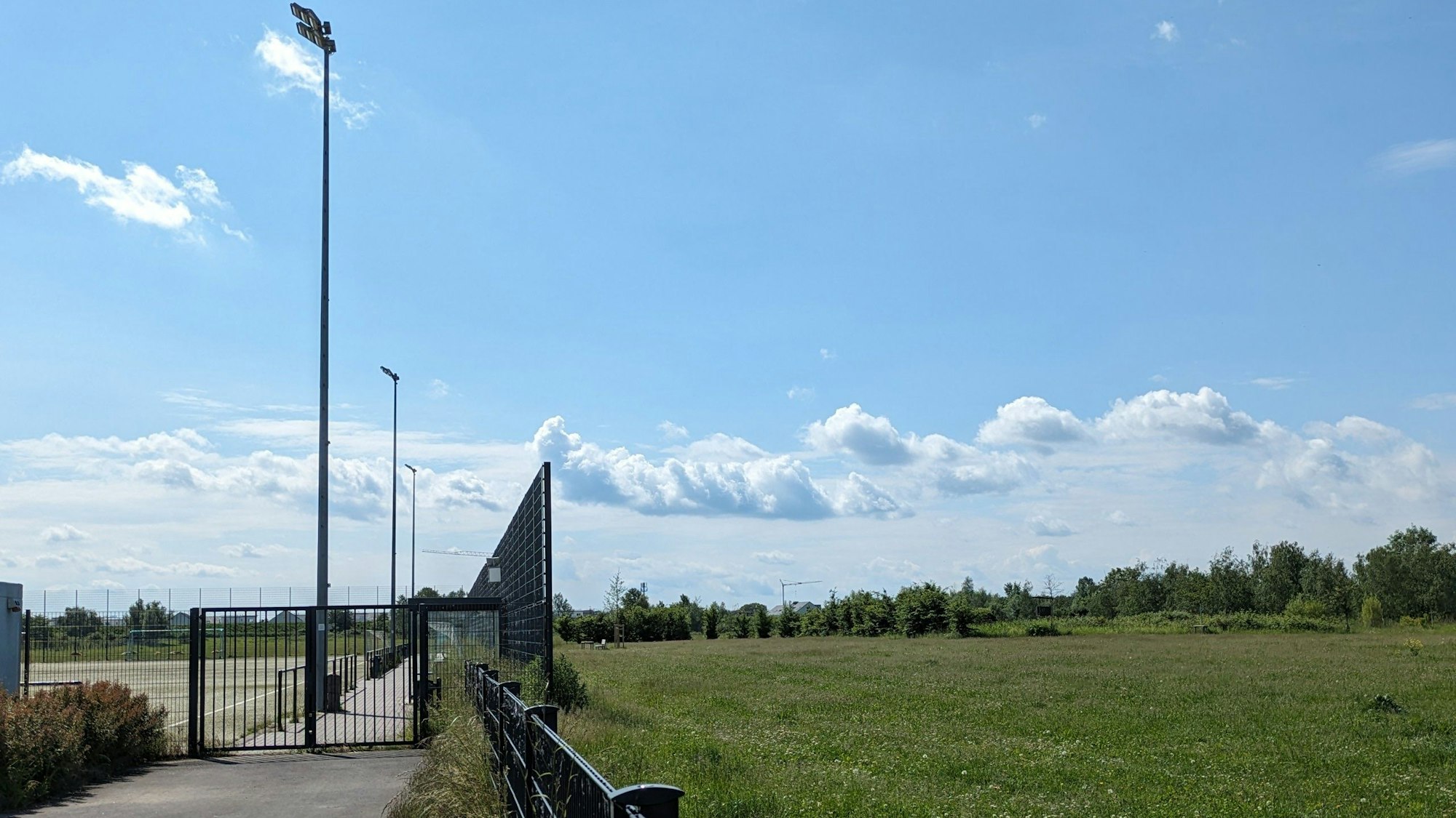 Am neuen Sportplatz an der Erftstraße soll bis 2026 eine Flüchtlingsunterkunft entstehen.