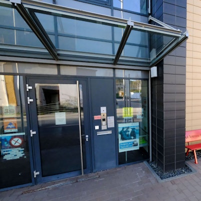 Das Bild zeigt den Eingang der Polizeiwache an der Bergstraße in Mechernich.