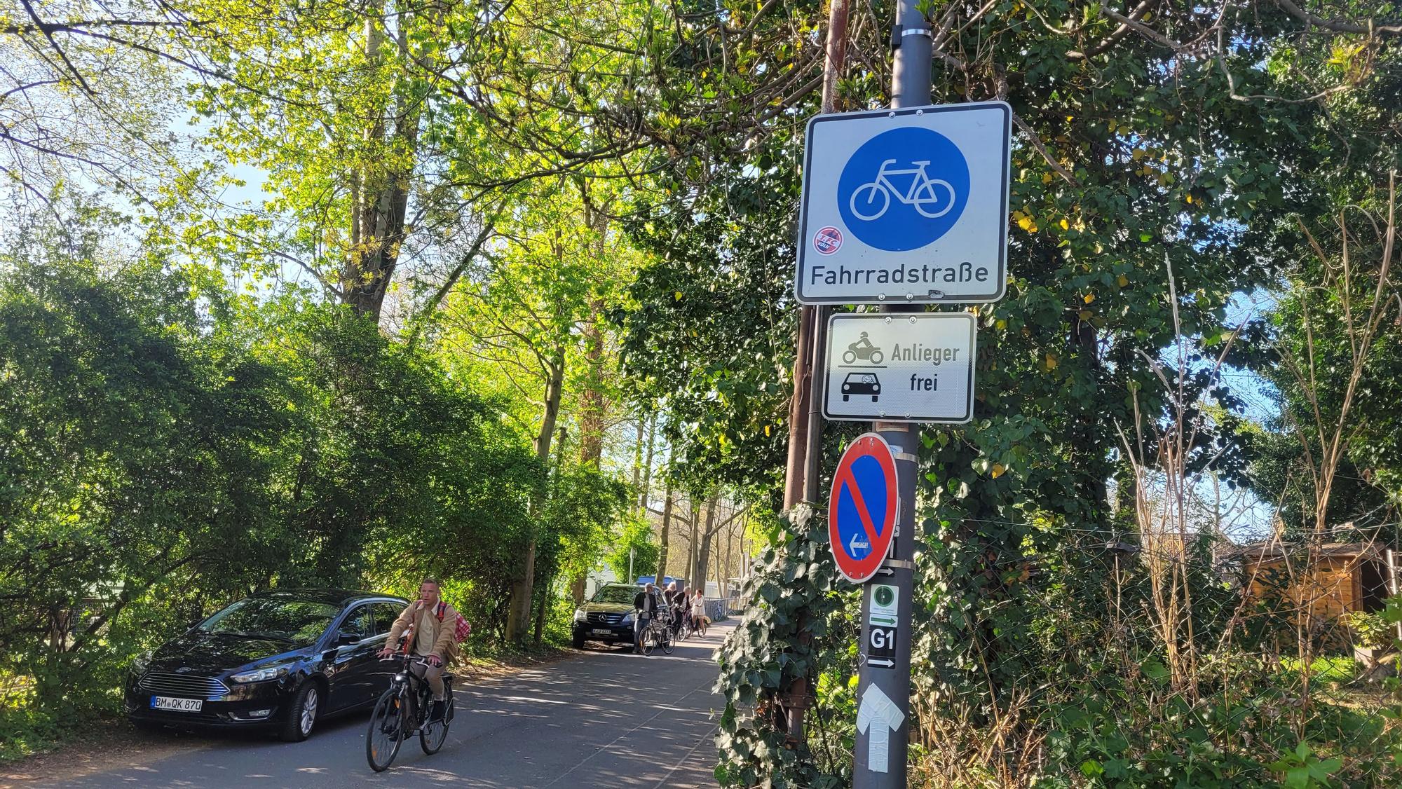 Das Foto zeigt eine Fahrradstraße in Köln-Poll