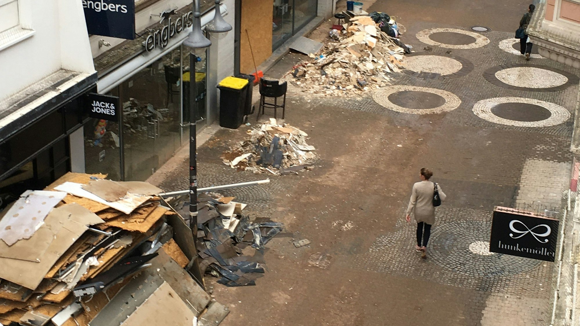 In der Neustraße liegen Schutt und Sperrmüll.