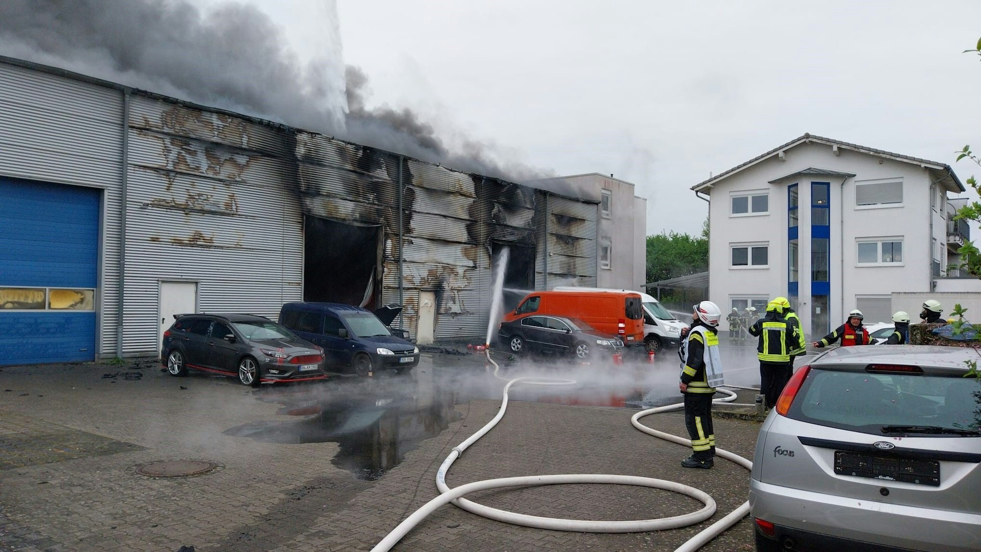 In Niederkassel-Mondorf brennt eine Halle, eine dichte Rauchsäule steht über Niederkassel.