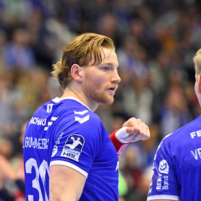 Handballer Tom Kiesler bei einem Spiel im Porträt.