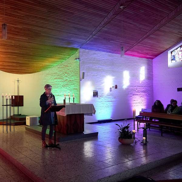 Uschi Grab steht an einem Pult in der bunt beleuchteten Kapelle in Schleiden-Scheuren.