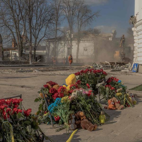 Blumen liegen zum Andenken an die Opfer in Sumy