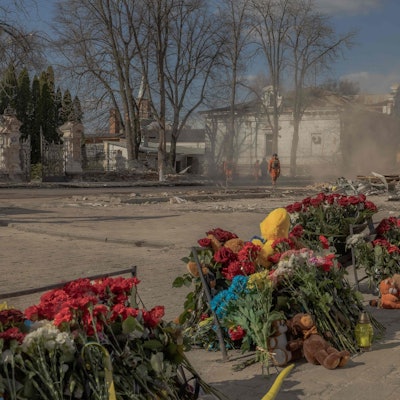 Blumen liegen zum Andenken an die Opfer in Sumy