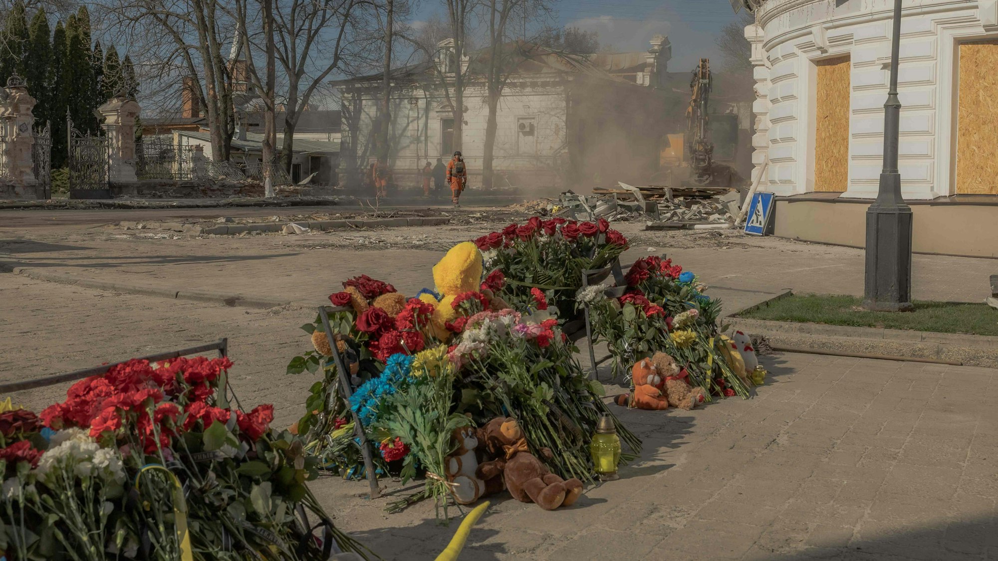 Blumen liegen zum Andenken an die Opfer in Sumy