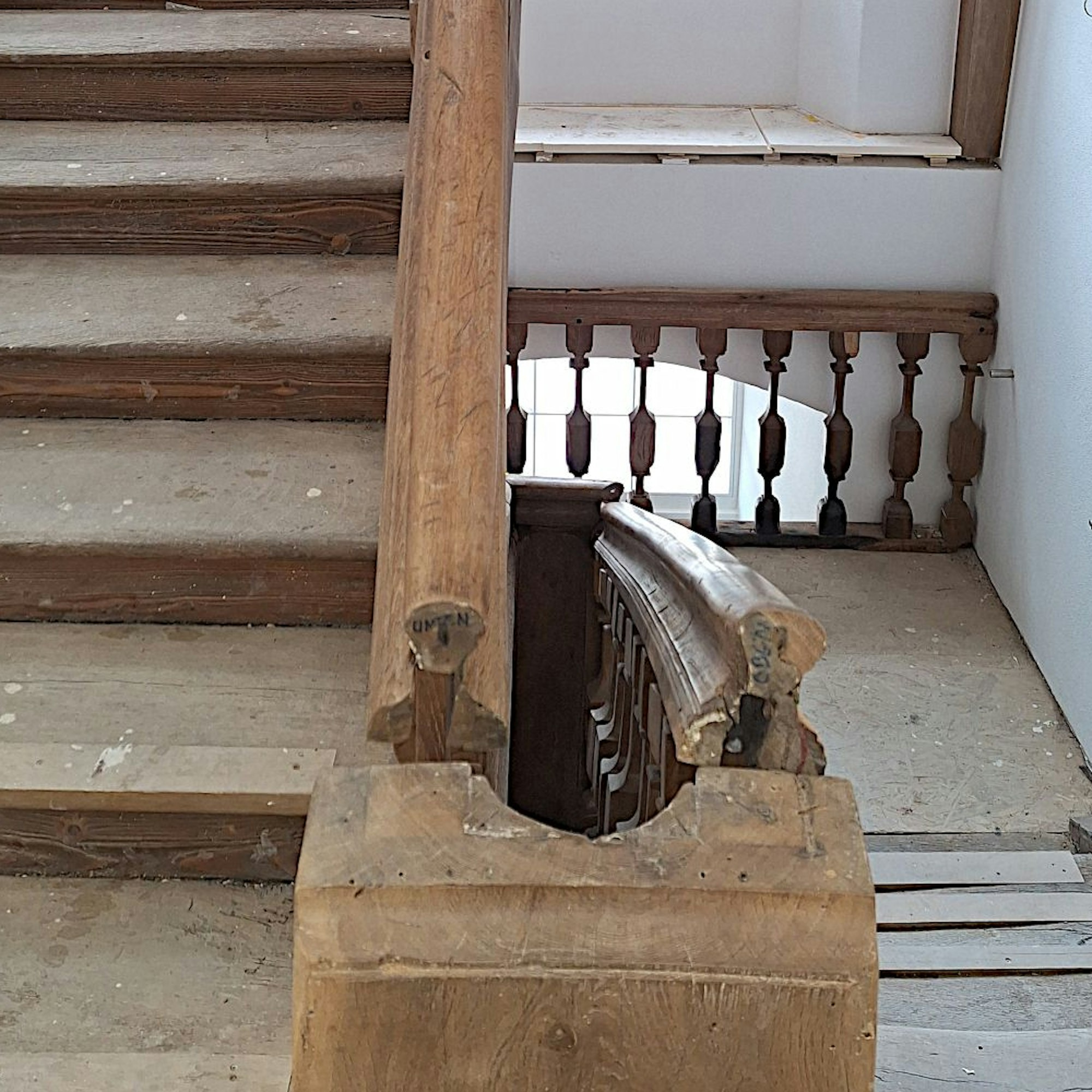 Eine alte Eichentreppe im neuen Rathaus von Blankenheim muss noch aufgearbeitet werden.