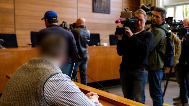 Der Angeklagte im Prozess um den Tod der Studentin Hanna sitzt im Landgericht Traunstein auf der Anklagebank (Archivbild).