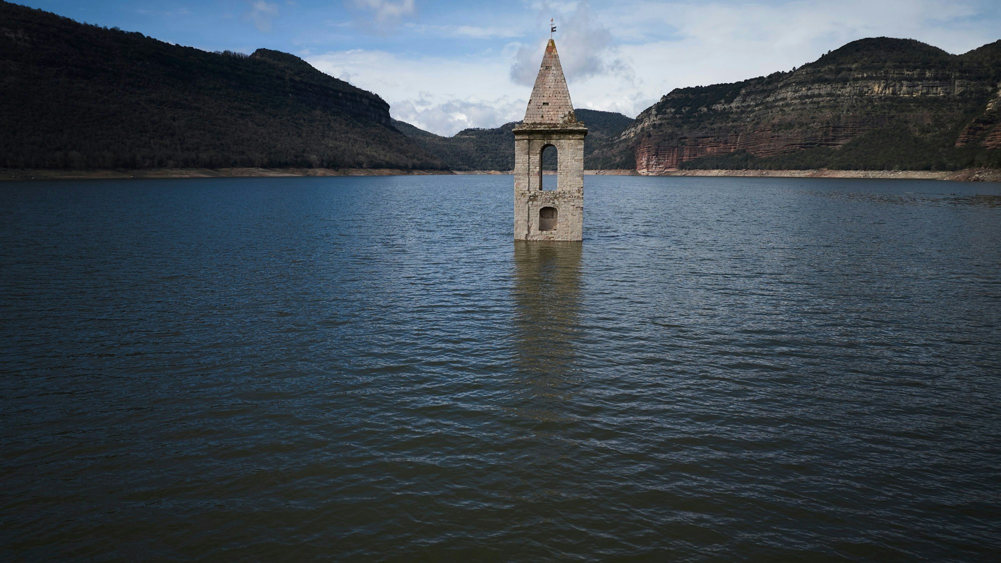 Der Glockenturm von Sant Roma im Stausee von Sauist ist nach Dauerregen wieder vom Wasser umgeben.