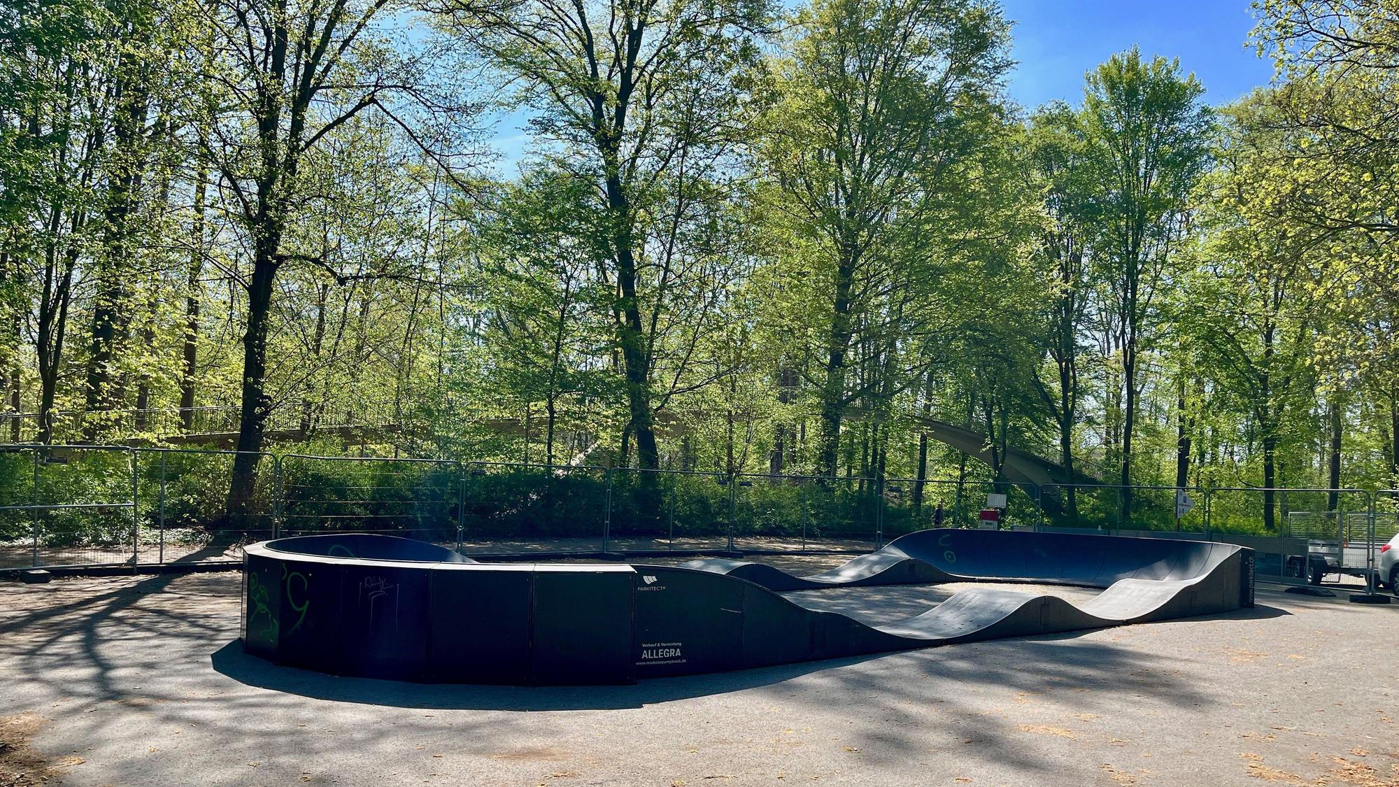 Eine mobile Pump-Track-Anlage auf einem Parkplatz