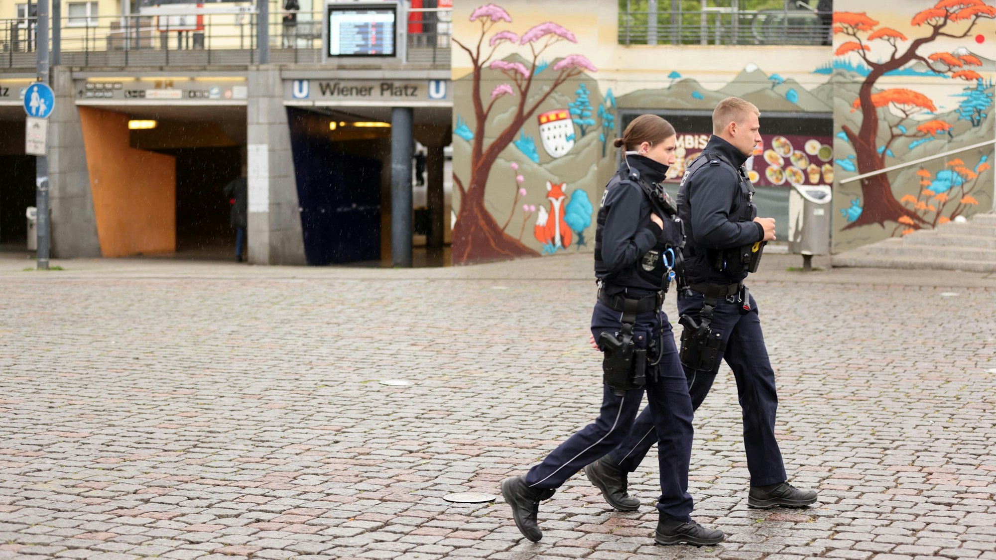 Polizeipräsenz am Wiener Platz: 262 Tage im Jahr ist die Polizei vor Ort, sagt die Statistik.