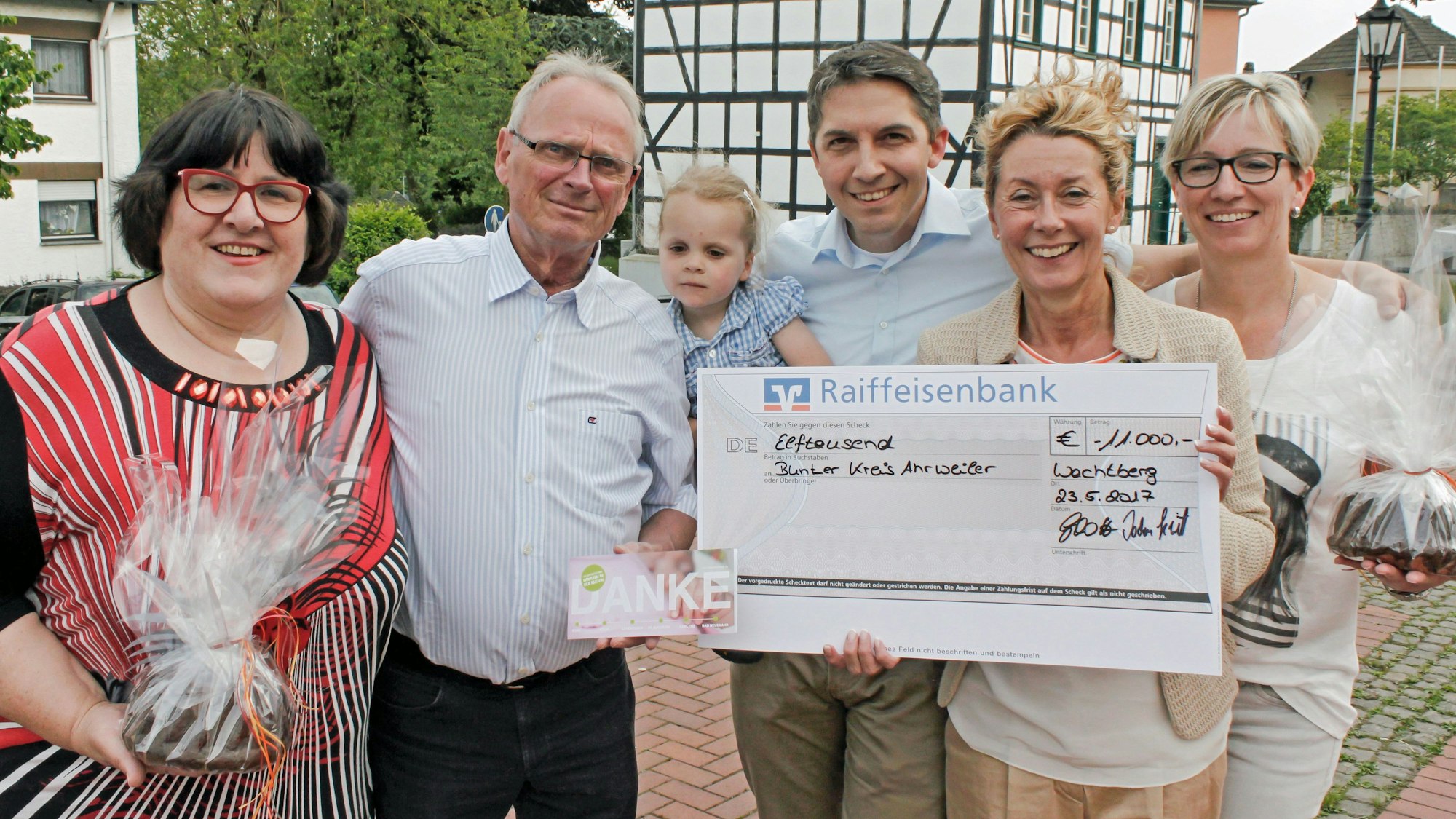 Der Erlös der Laienspiel-Aktivitäten ging regelmäßig an den bunten Kreis, hier bei der Übergabe 2017 mit Ruth Thelen (l.)