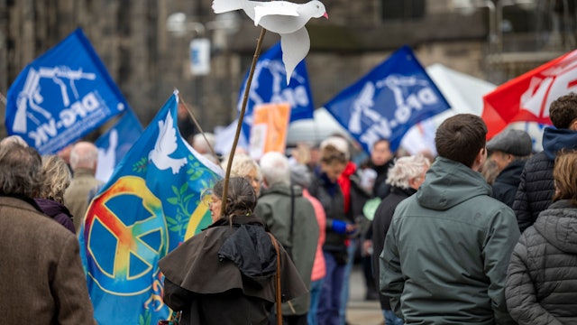Auch 2024 demonstrierten in Köln Menschen gegen Krieg, Aufrüstung und Atomwaffen. (Archivbild)