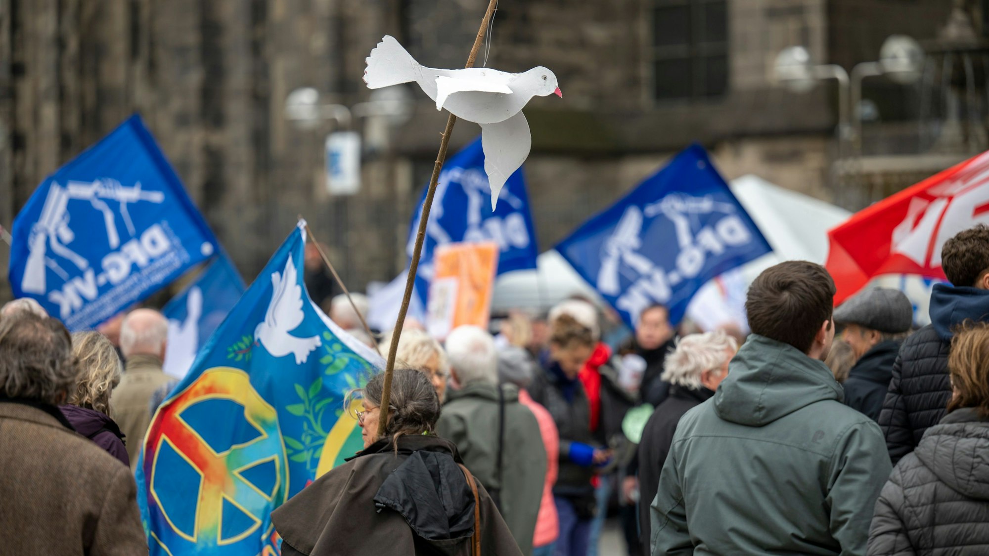 Auch in Köln sind Hunderte beim Ostermarsch unterwegs.