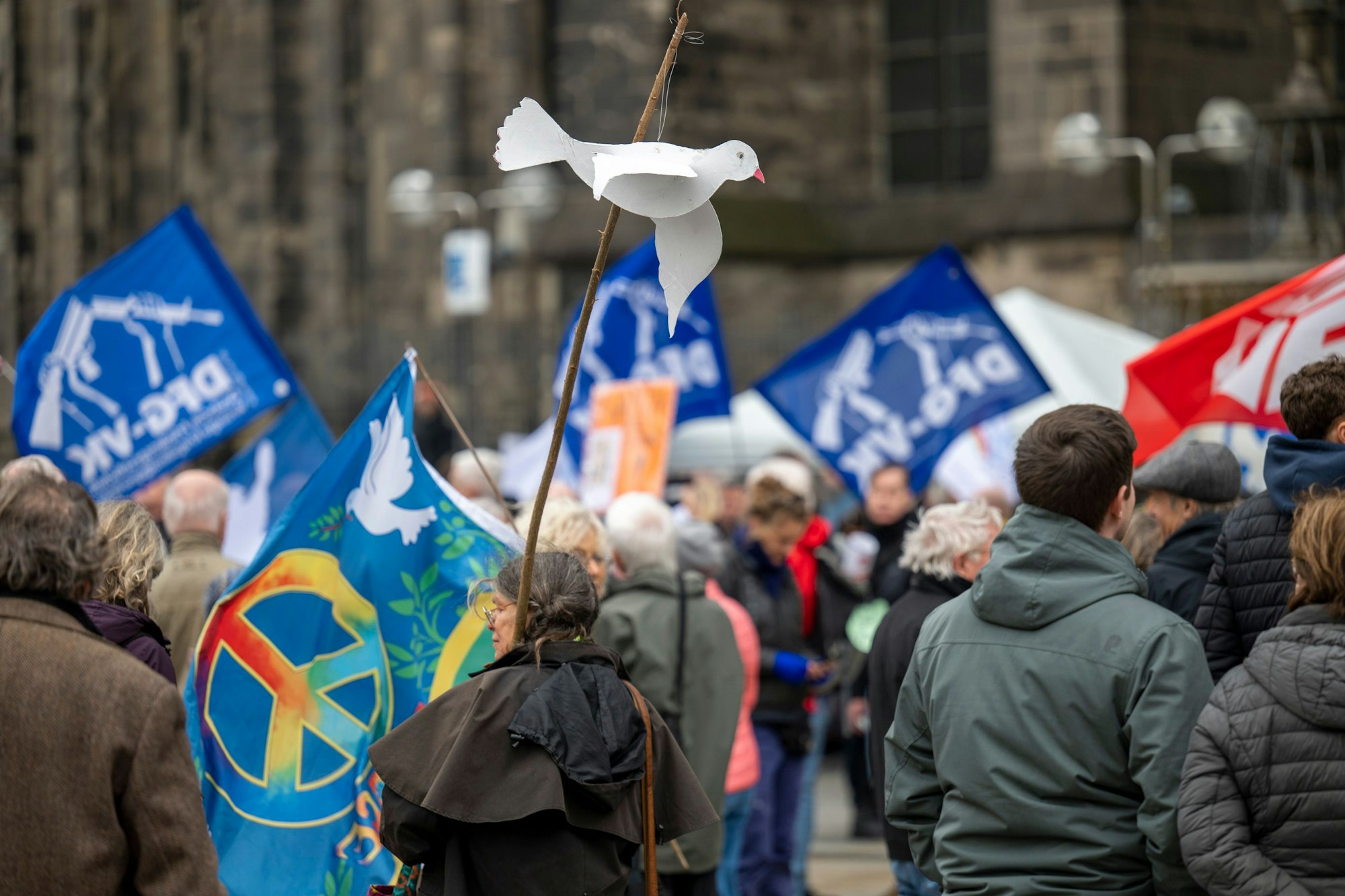 Auch 2024 demonstrierten in Köln Menschen gegen Krieg, Aufrüstung und Atomwaffen. (Archivbild)