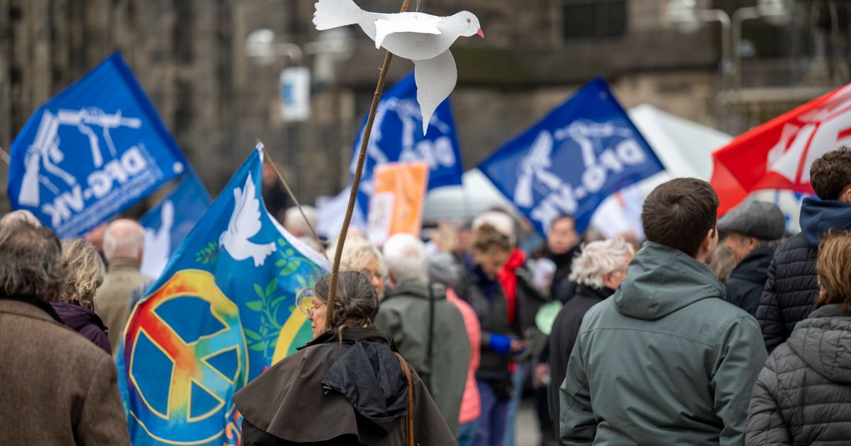 Easter march for peace: Hundreds on the move in Cologne - | Demonstration ...