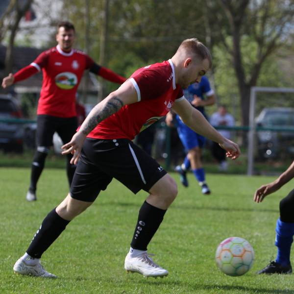 Das Bild zeigt Oliver Kröll, der versucht an seinem Gegenspieler vorbei zu dribbeln.