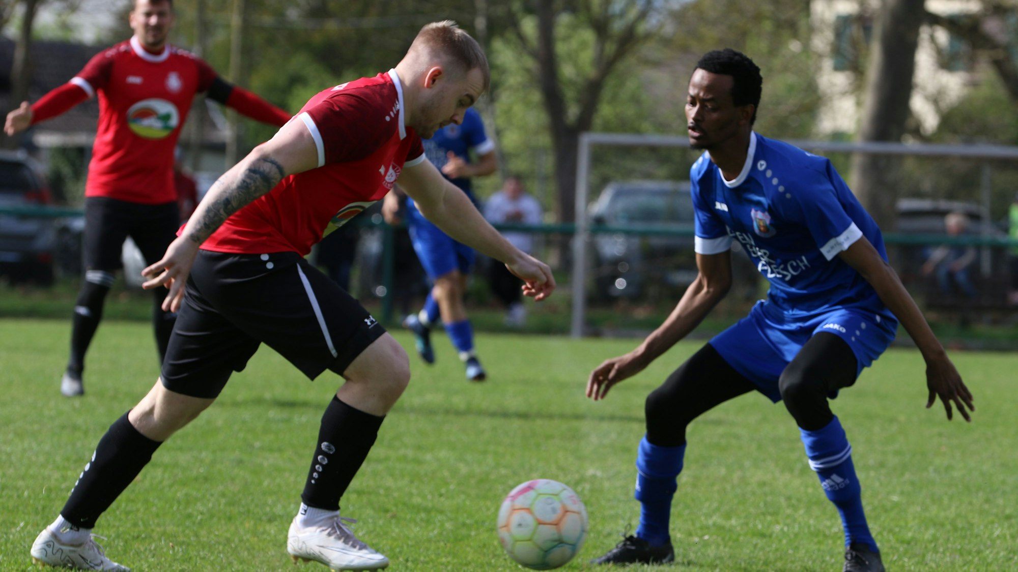 Das Bild zeigt Oliver Kröll, der versucht an seinem Gegenspieler vorbei zu dribbeln.