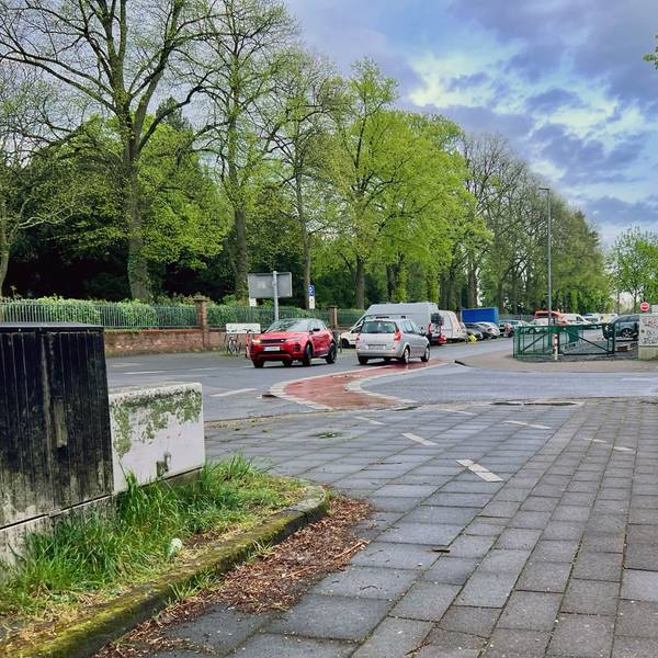 Auf dem Rolshover Kirchweg soll durch Tempo 30 und einer Rechts-vor-Links-Regelung auf Höhe der Allerseelenstraße die Verkehrssicherheit erhöht werden.