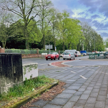 Auf dem Rolshover Kirchweg soll durch Tempo 30 und einer Rechts-vor-Links-Regelung auf Höhe der Allerseelenstraße die Verkehrssicherheit erhöht werden.