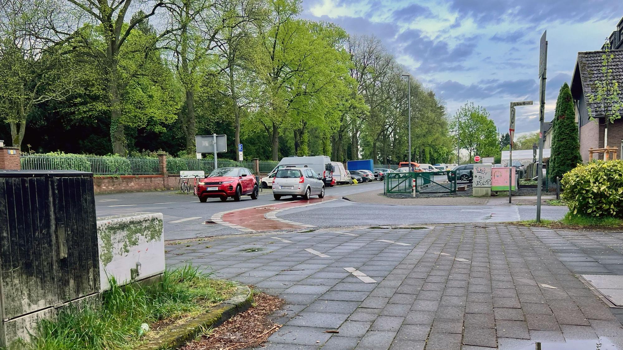 Auf dem Rolshover Kirchweg soll durch Tempo 30 und einer Rechts-vor-Links-Regelung auf Höhe der Allerseelenstraße die Verkehrssicherheit erhöht werden.