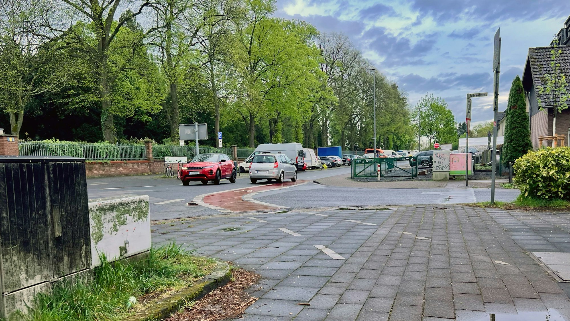Auf dem Rolshover Kirchweg soll durch Tempo 30 und einer Rechts-vor-Links-Regelung auf Höhe der Allerseelenstraße die Verkehrssicherheit erhöht werden.