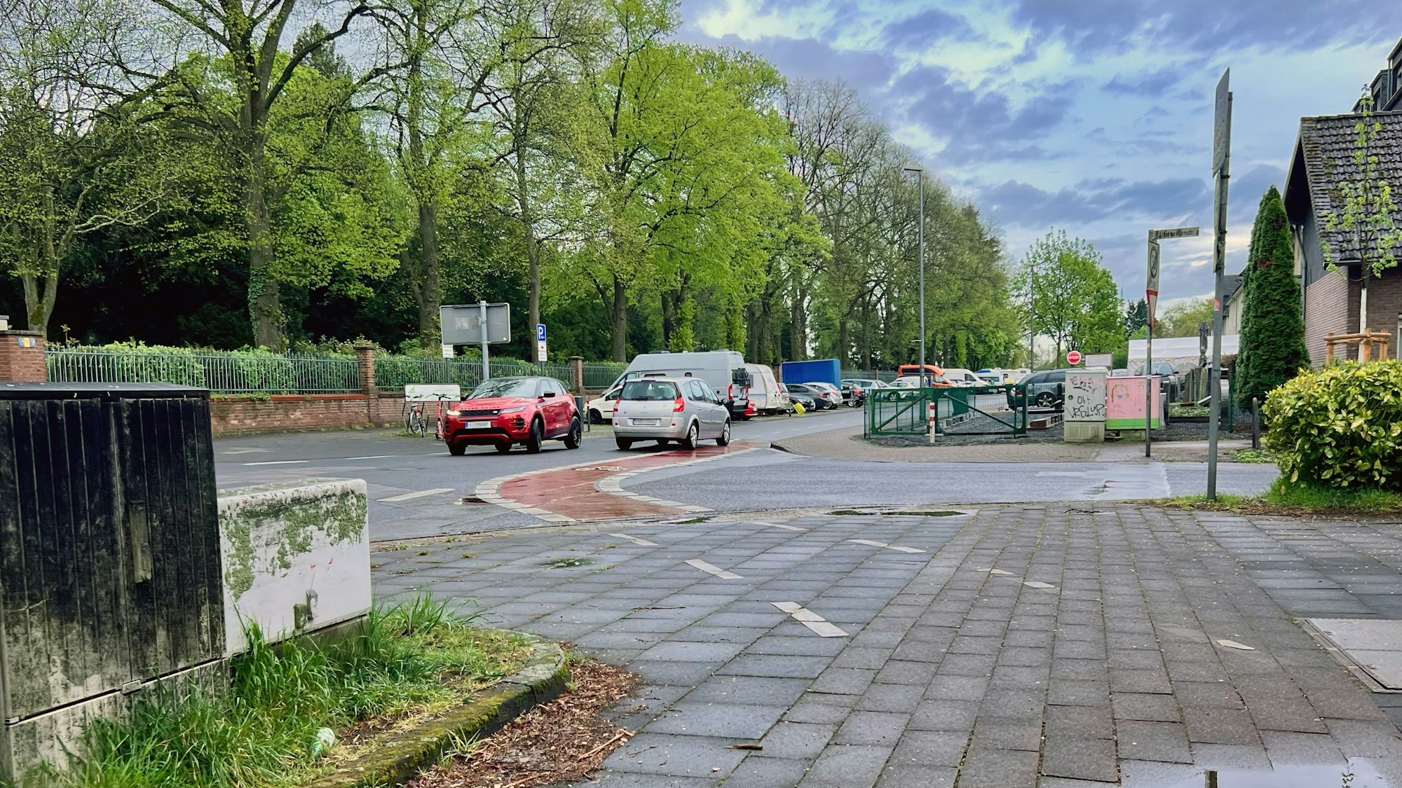 Auf dem Rolshover Kirchweg soll durch Tempo 30 und einer Rechts-vor-Links-Regelung auf Höhe der Allerseelenstraße die Verkehrssicherheit erhöht werden.