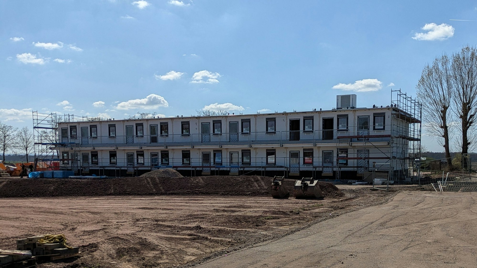 Auf dem alten Sportplatz entsteht derzeit eine Notunterkunft für Geflüchtete.
