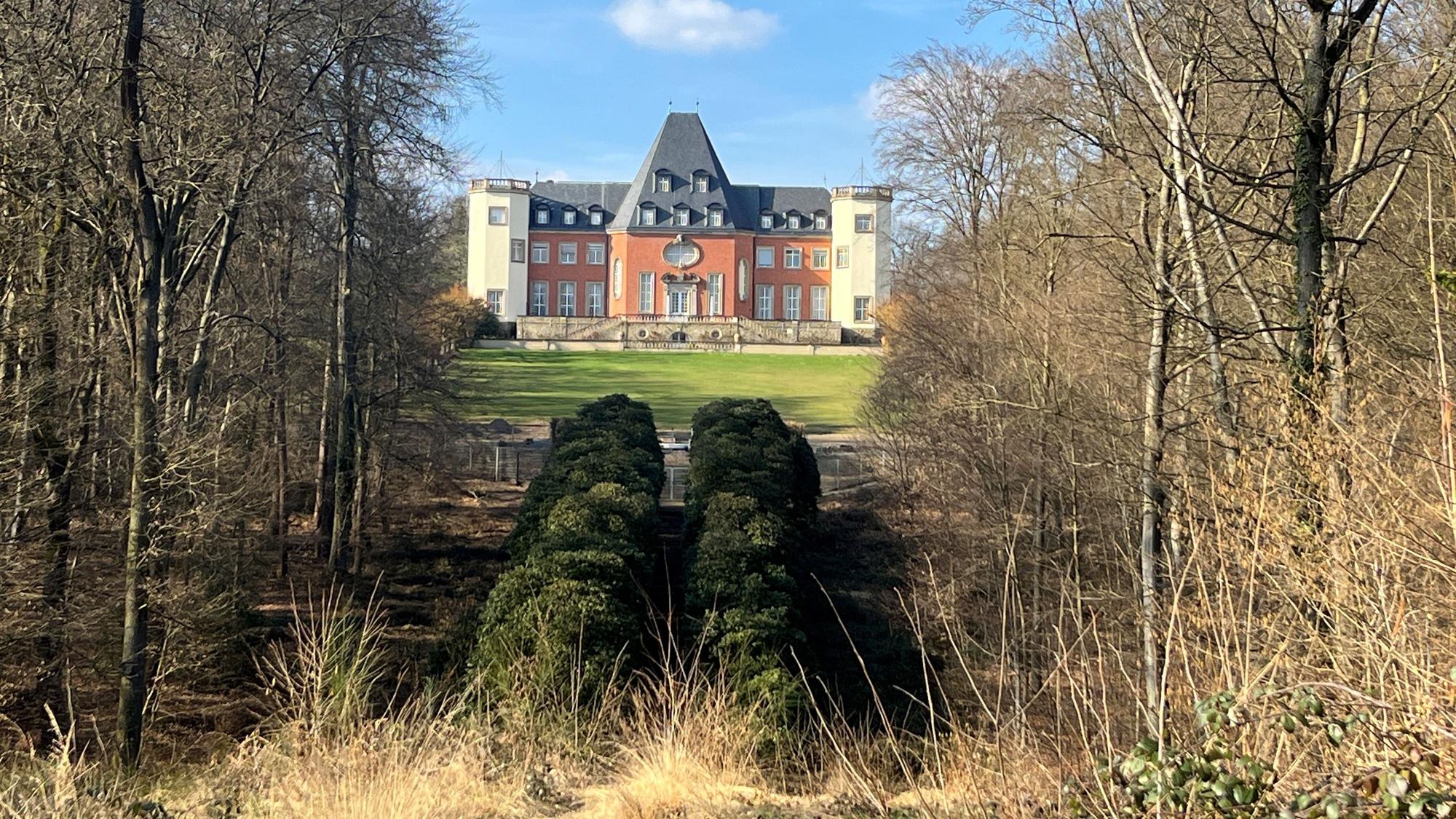 Das Schloss Birlinghoven in Sankt Augustin liegt malerisch im Wald.