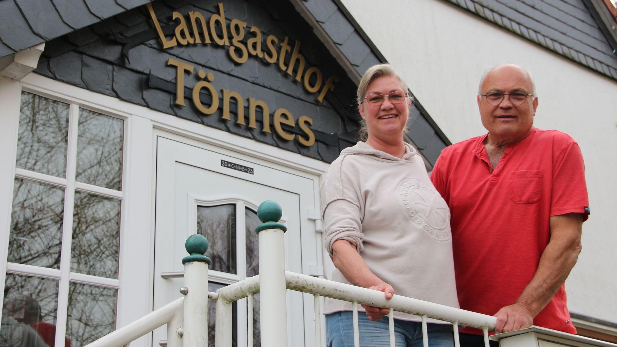 Jürgen Tönnes und Ehefrau Jutta Ilsmann stehen vor dem Landgasthof.