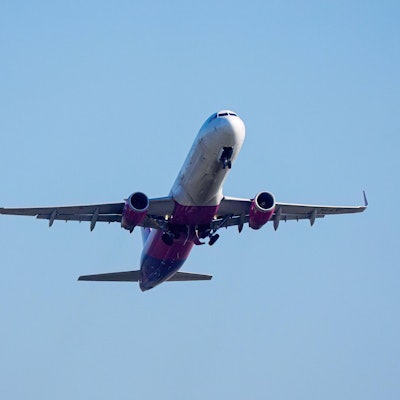 Ein Airbus 321 einer anderen Airline beim Start.