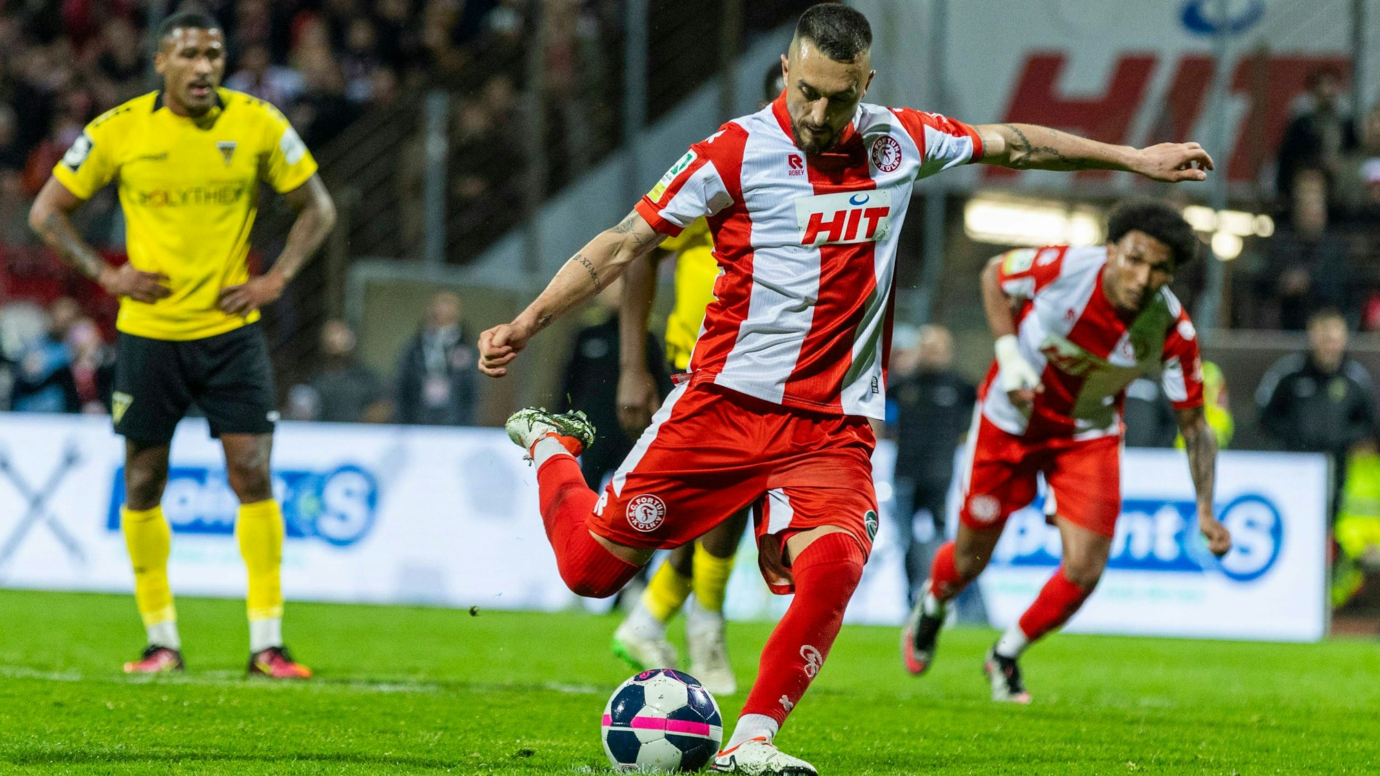 Die Szene des Abends: Stipe Batarilo vergibt vom Punkt