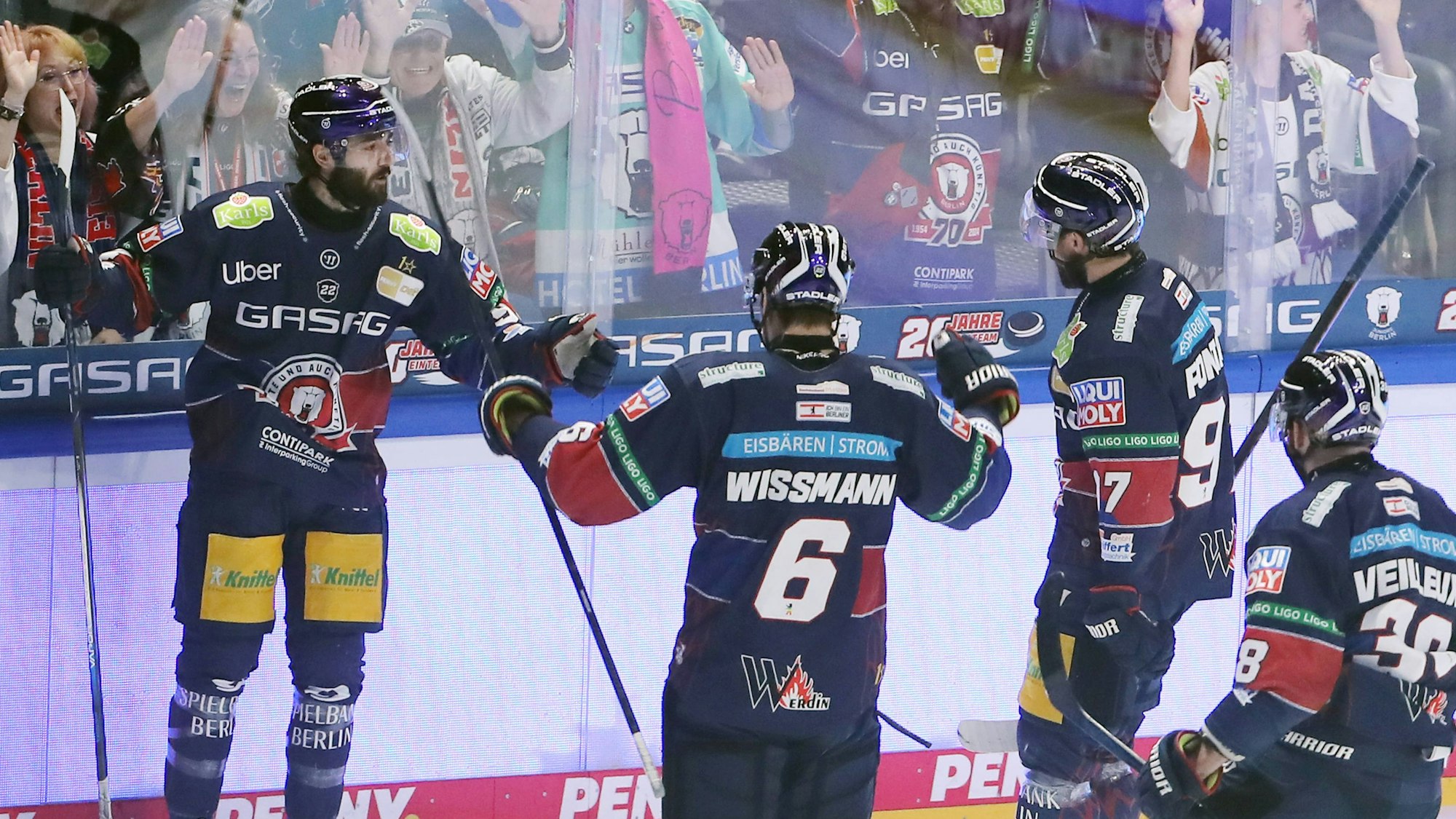 Eisbär Liam Kirk (l.) jubelt nach 25 Sekunden über das 1:0.