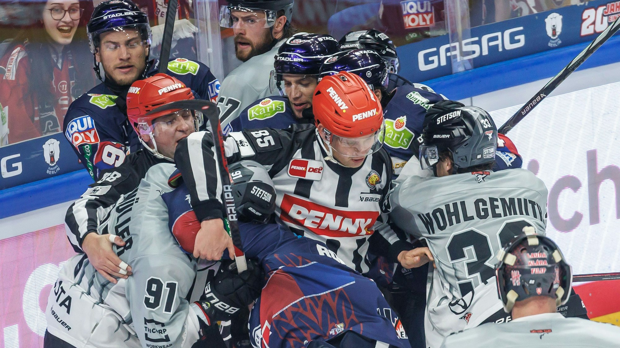 Moritz Müller (l) von Kölner Haie und Berlins Ty Ronning (4.v.r) haben eine Auseinandersetzung. Foto: Andreas Gora/dpa +++ dpa-Bildfunk +++