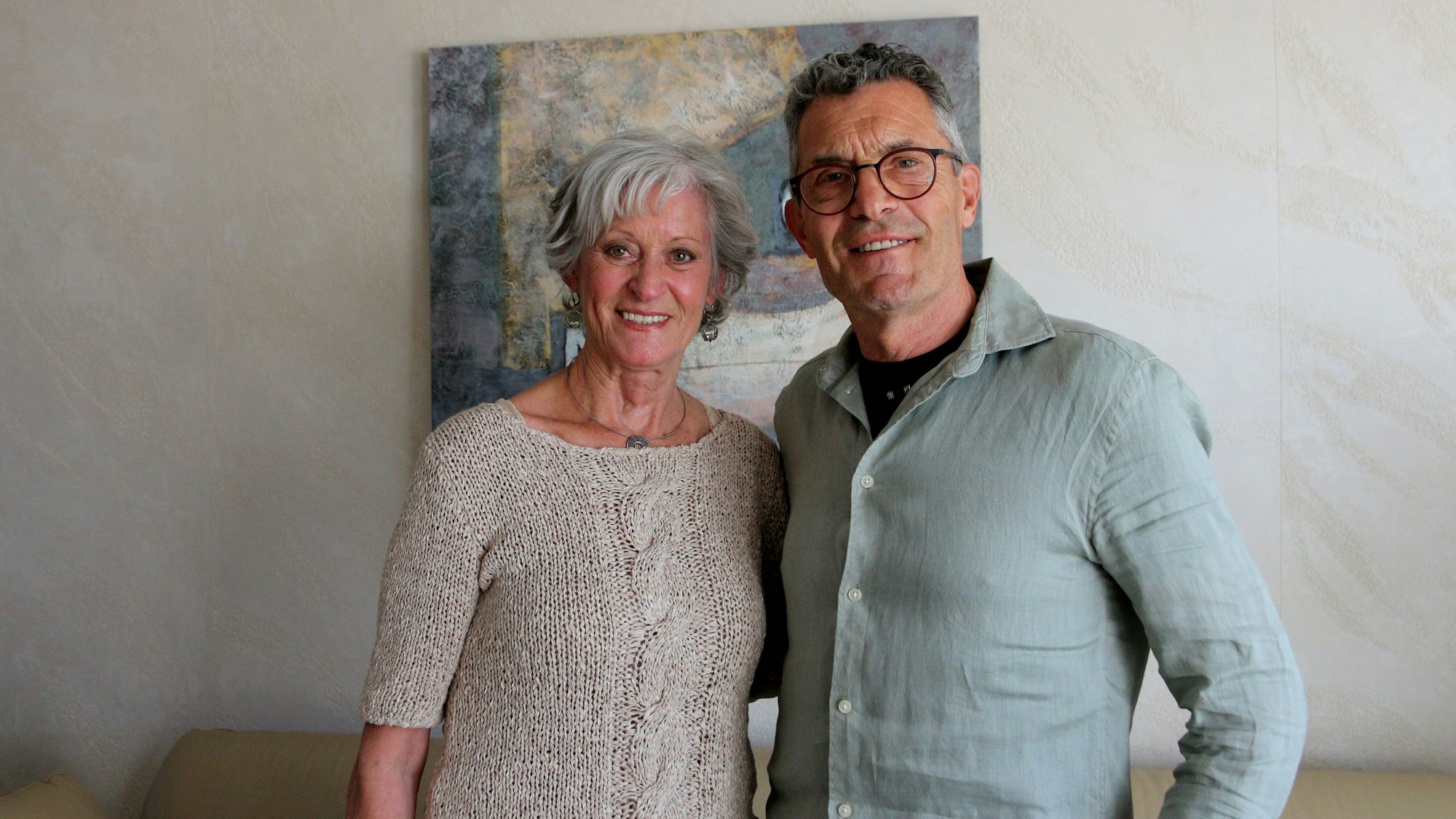 Eine Frau und eine Mann lächeln in die Kamera