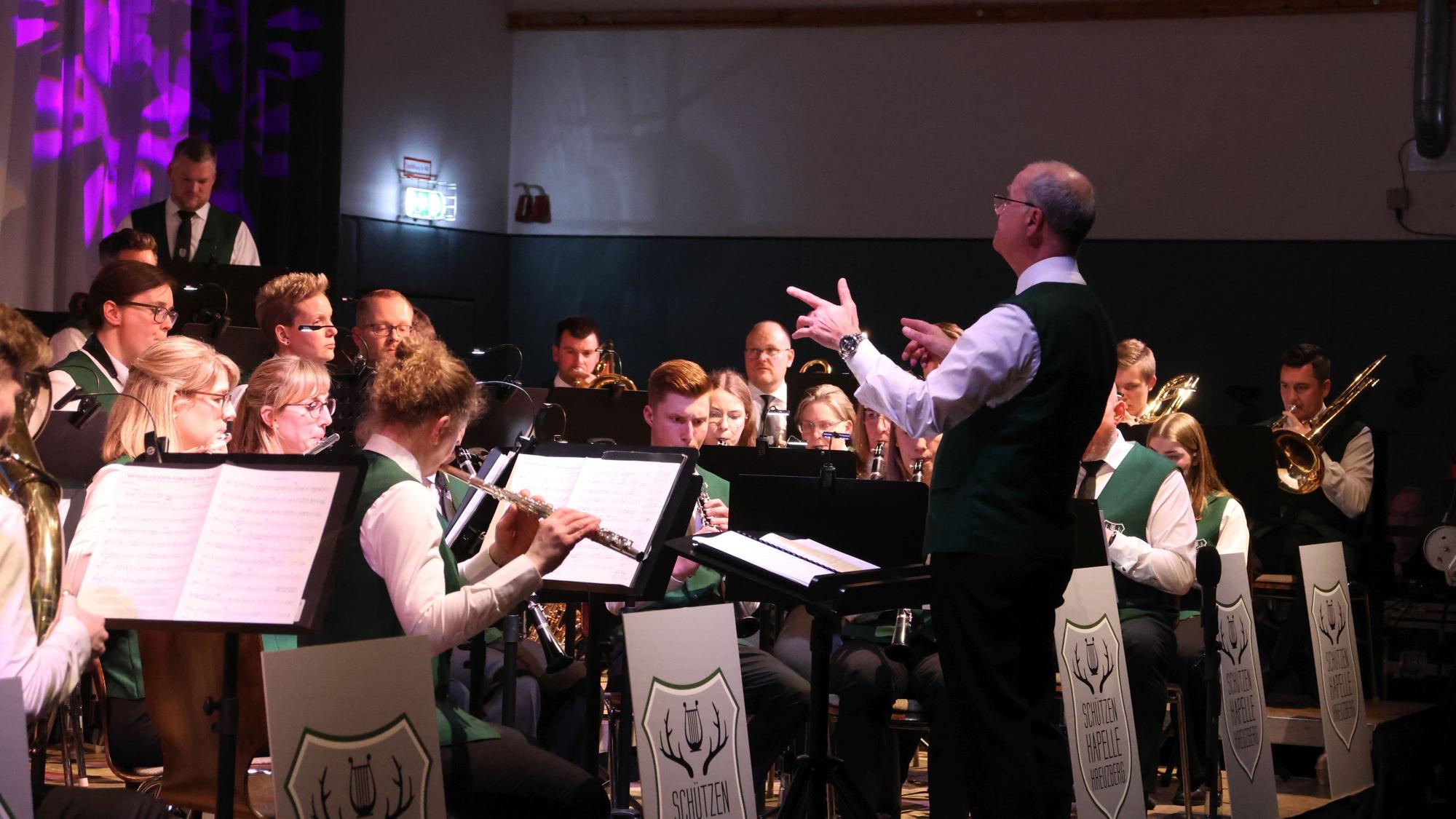 Ein Dirigent leitet ein Orchester an.