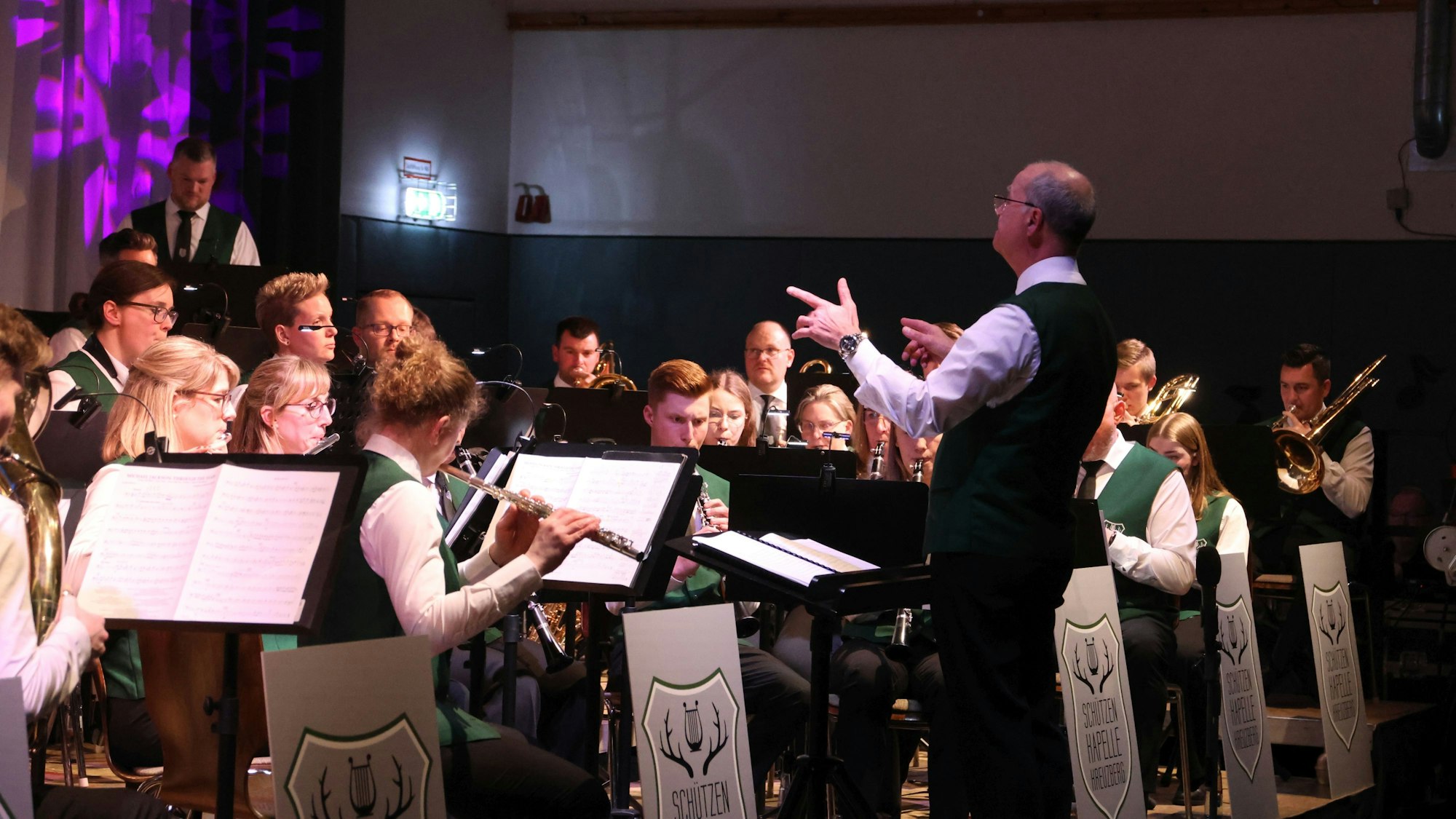 Ein Dirigent leitet ein Orchester an.