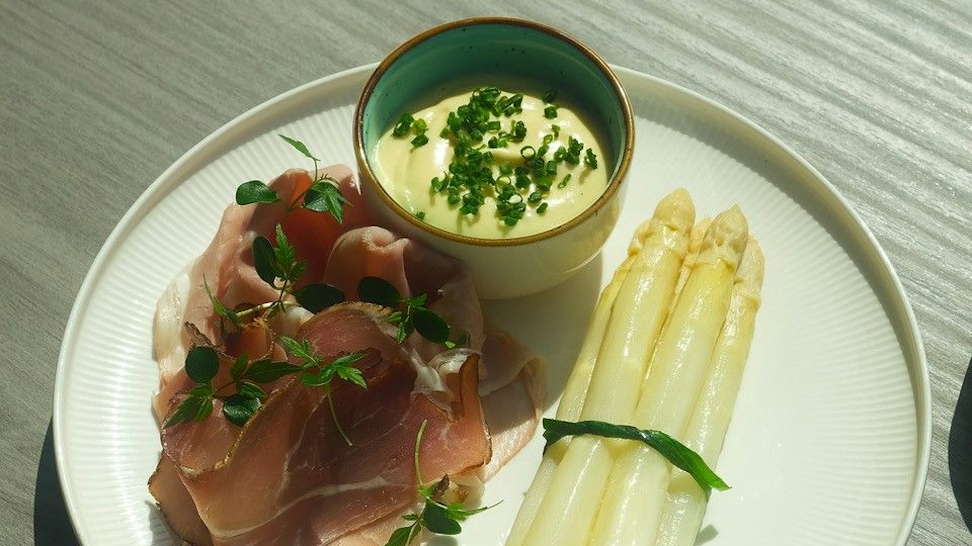 Im Bistro im Römerhof in Brenig bereitet Chefkoch
Clemens Decker Bornheimer Spargel mit Sauce Hollandaise,
Schwarzwälder Schinken und Kartöffelchen