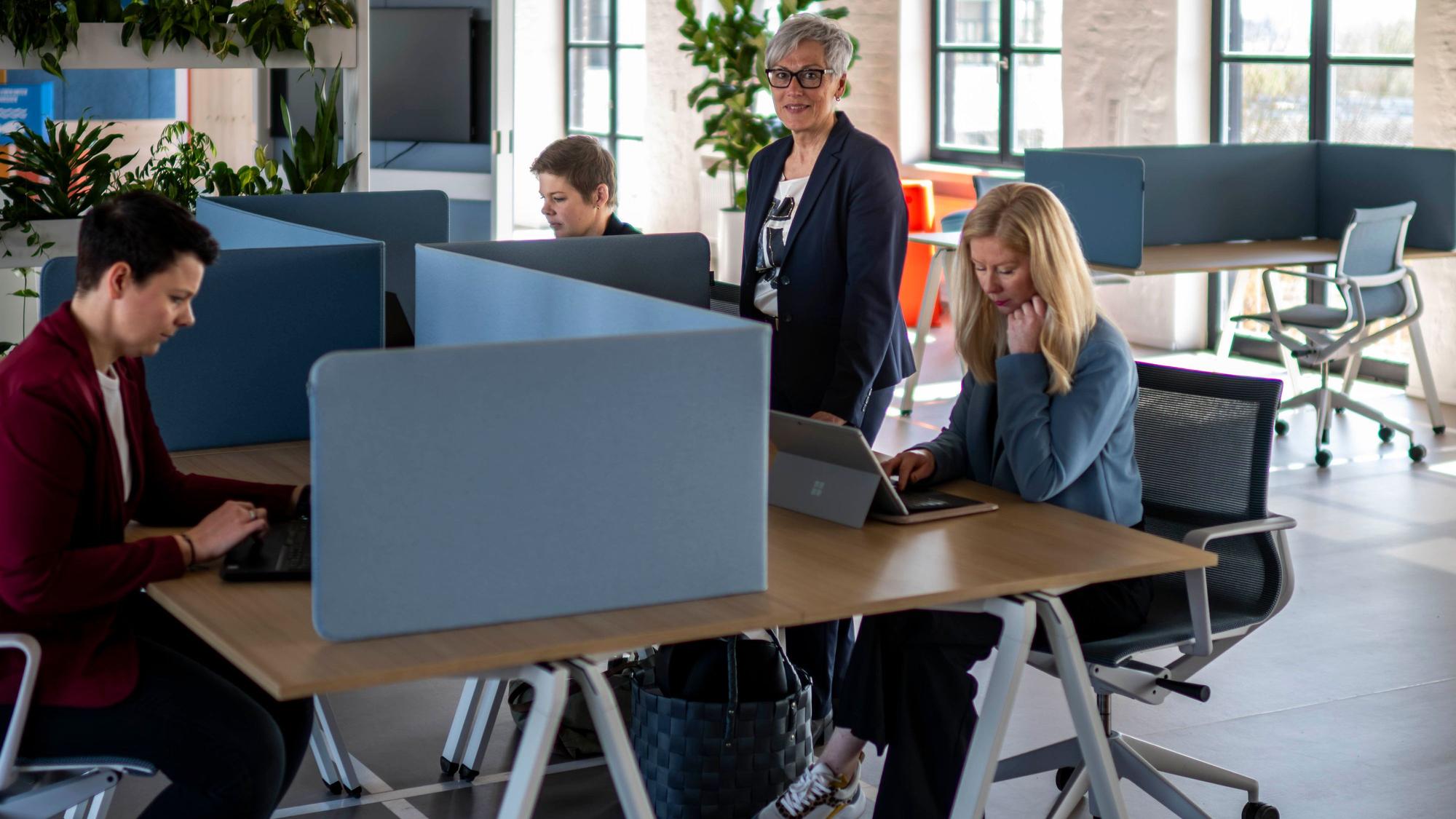 Das Bild zeigt Iris Poth und einen Teil des Teams der Wirtschaftsförderung im Kreis Euskirchen an Laptops.