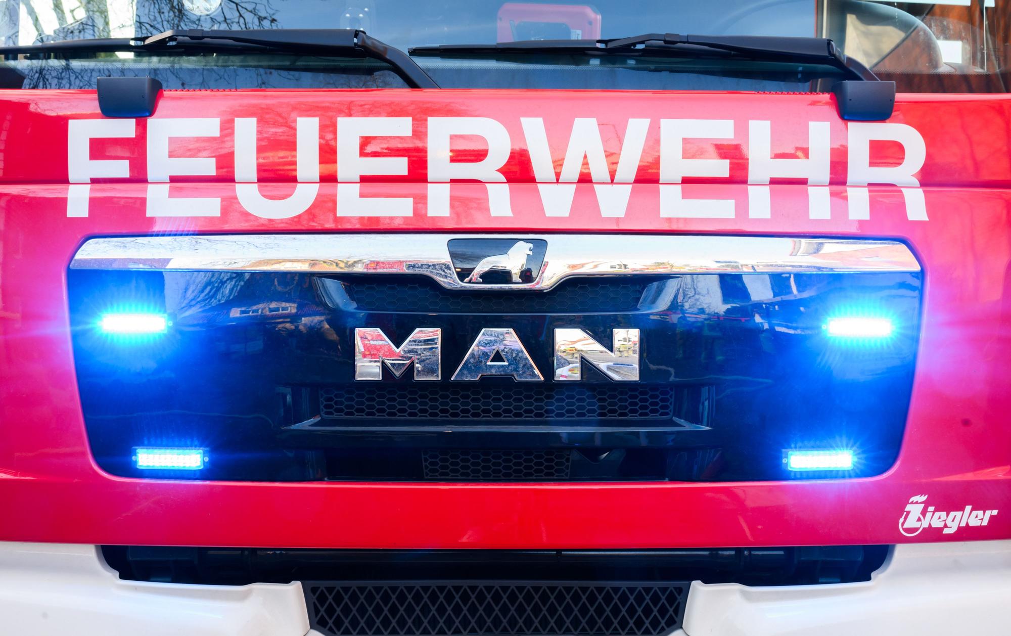 Blaulichter leuchten an einem Einsatzfahrzeug der Feuerwehr. (Symbolfoto)