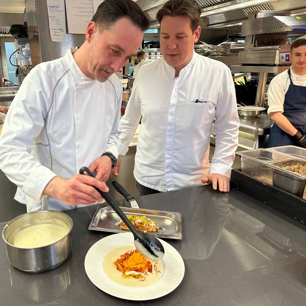 Clostermanns Hof hat auch ein zweites Restaurant ohne Stern, das Clostermanns, Sebaqastian Pesckes, Chef de Sauce (l.) und Sternekoch Thomas Gilles in der Küche