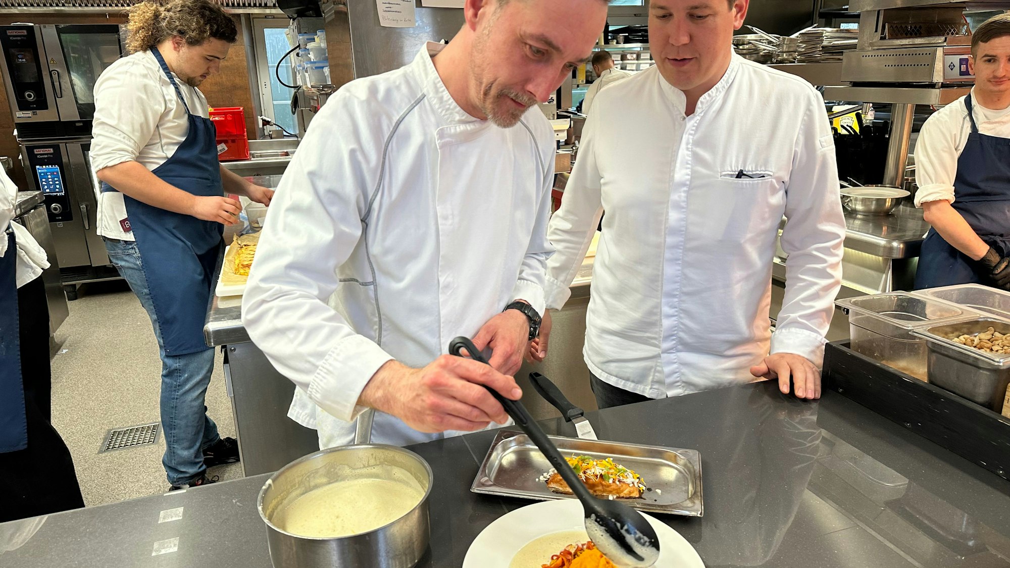 Clostermanns Hof hat auch ein zweites Restaurant ohne Stern, das Clostermanns, Sebaqastian Pesckes, Chef de Sauce (l.) und Sternekoch Thomas Gilles in der Küche