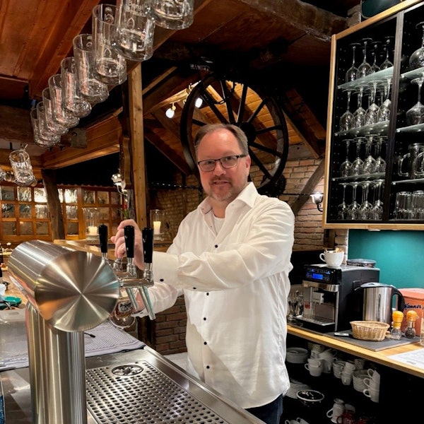 Gastgeber André Decker in seinem
Kellerrestaurant Alt-Lohmar