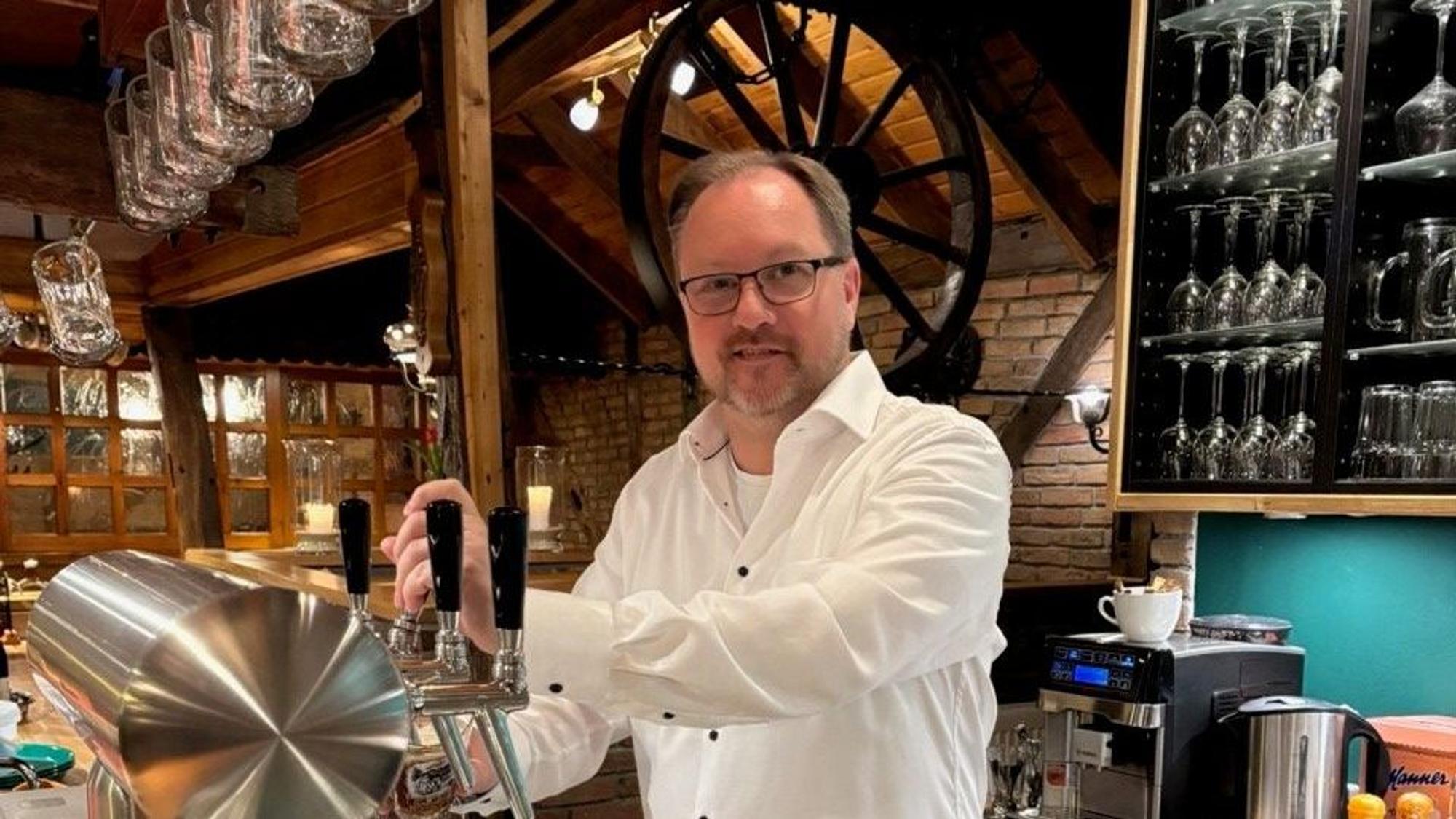 Gastgeber André Decker in seinem
Kellerrestaurant Alt-Lohmar